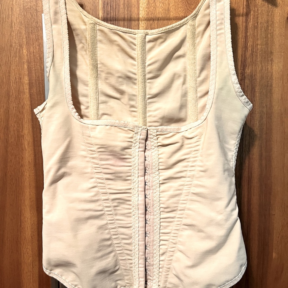BODY SHAPER  fits 34-38” depending on adjustment of hooks and eyes😊😒☺️😳🙇👗